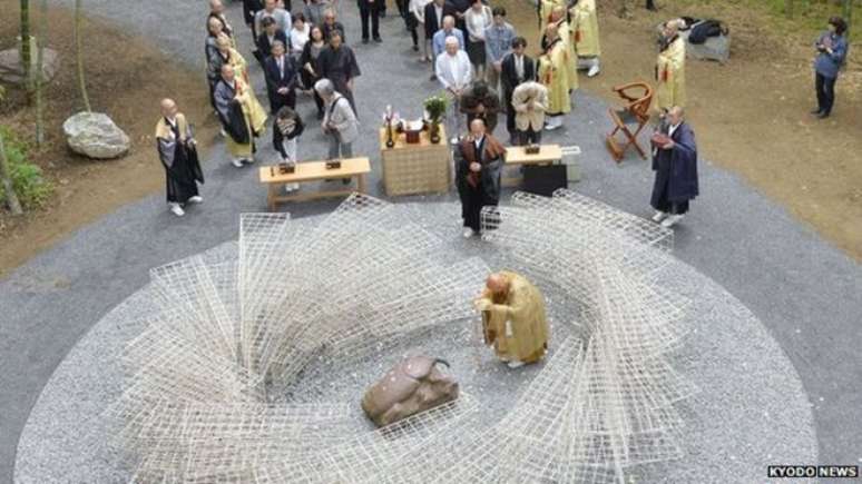 O escritor Takeshi Yoro inaugurou monumento em homenagem a insetos mortos por humanos no Japão