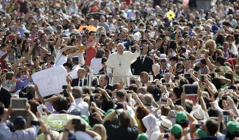 Papa Francisco junto à multidão no Vaticano.  17/06/2015