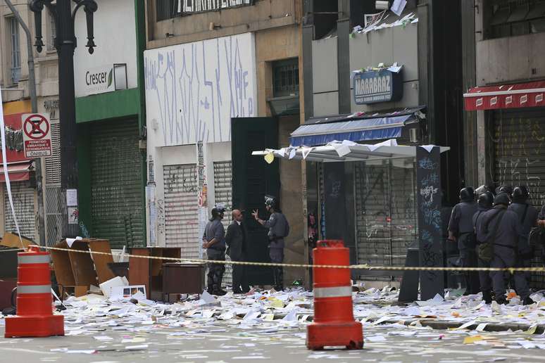 PM acompanha reintegração de posse em prédio no centro de São Paulo; moradores jogaram papel picado em protesto 17/06/2015