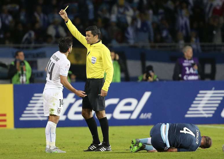 Ricci dá cartão amarelo após falta dura de Lodeiro em Zabaleta