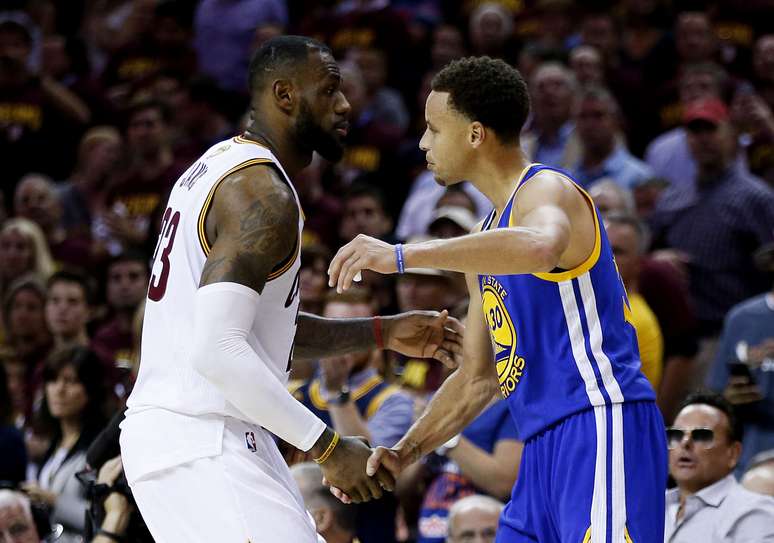 Curry superou o amigo LeBron James e foi campeão da NBA nesta terça-feira