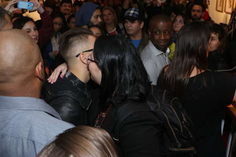 O cantor J&uacute;nior Lima atende f&atilde;s durante o lan&ccedil;amento de sua primeira exposi&ccedil;&atilde;o, "Faces", na galeria Matilha Cultural, na regi&atilde;o central de S&atilde;o Paulo, nesta ter&ccedil;a-feira (16)