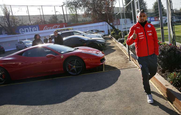 Vidal e sua Ferrari na manhã desta terça-feira