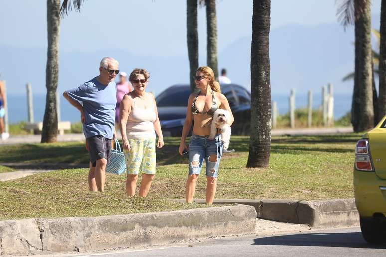 Rita Guedes curte dia ensolarado na praia da Barra da Tijuca com a família