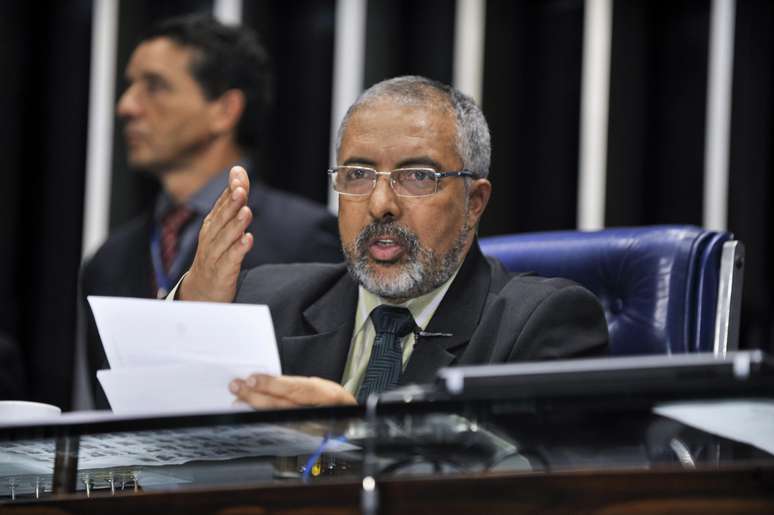 Paulo Paim contrariou o governo e votou a favor da mudança no cálculo da aposentadoria