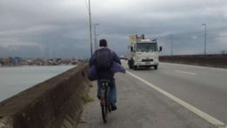 Ciclista na parte final da rodovia dos Imigrantes (Foto: BBC Brasil)