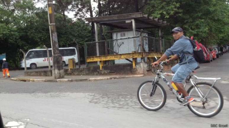 Aloisio Rodrigues tem de cruzar a Raposo Tavares (Grande S. Paulo) para chegar ao trabalho