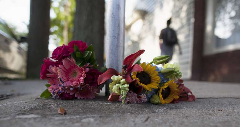 Flores em homenagem às vítimas de um tiroteio que matou nove pessoas numa igreja em Charleston, na Carolina do Sul, nos Estados Unidos