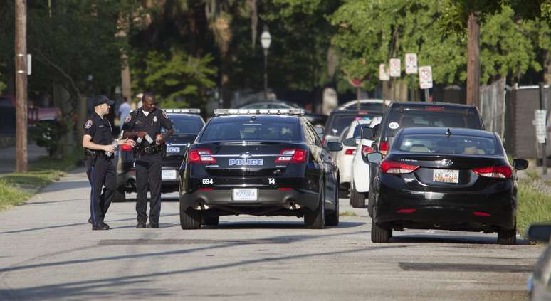 Policiais próximos à igreja em que nove pessoas foram mortas em um tiroteio em Charleston, nos Estados Unidos