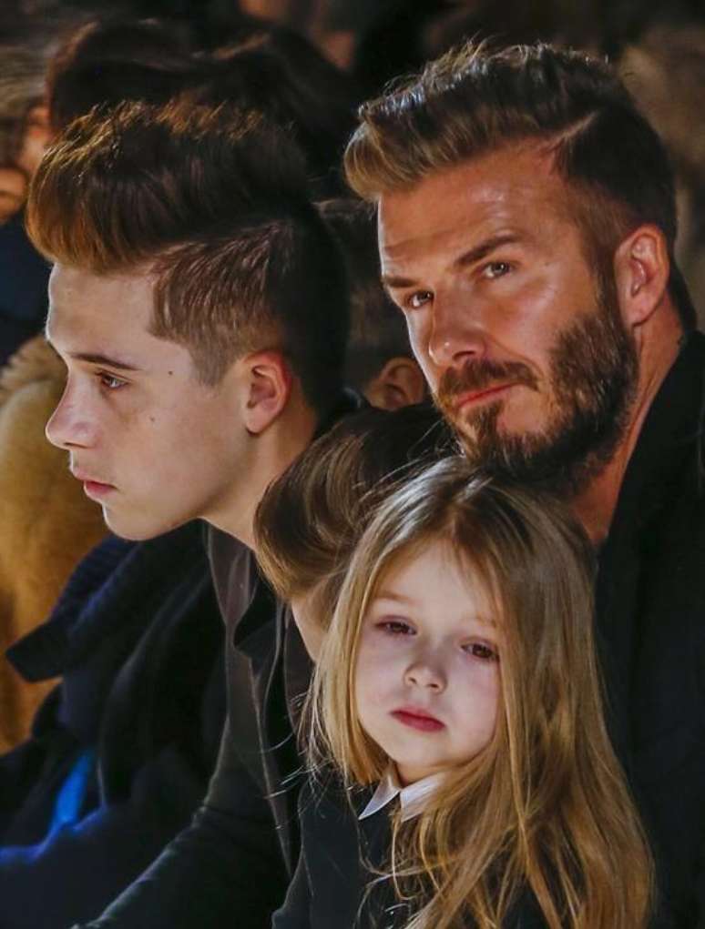 David Beckham com o filho Brooklyn e a filha, Harper, durante desfile na Semana de Moda de Nova York.   15/02/2015