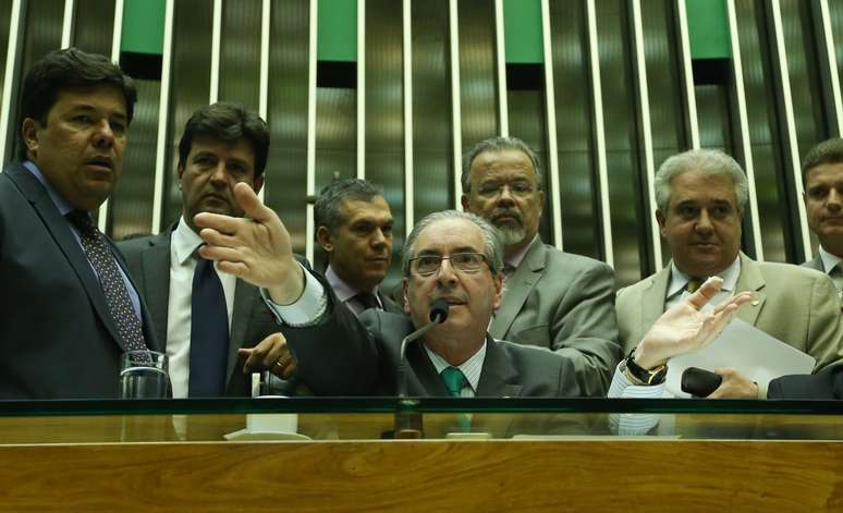 O presidente da Câmara, Eduardo Cunha, ao lado de deputados. 18/06/2015