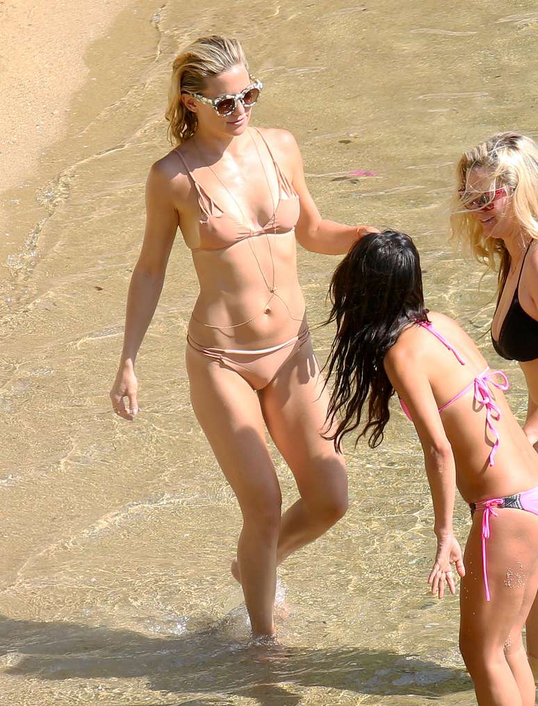 Kate Hudson se diverte com a melhor amiga na paradisíaca ilha grega Skiathos, na tarde desta terça-feira