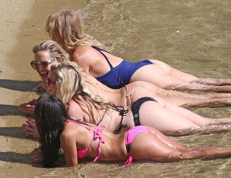 As atrizes Goldie Hawn (de azul e ) e Kate Hudson (ao lado), com amigas na paradisíaca ilha grega Skiathos