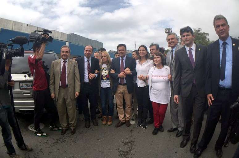 Comitiva de senadores brasileiros interrompeu visita depois de ataque a ônibus em que estavam