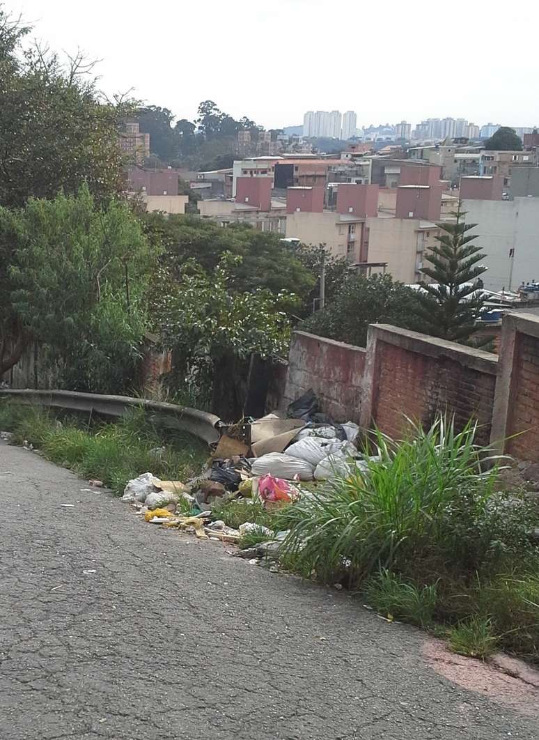 Obstrução na calçada impede a circulação de pedestres