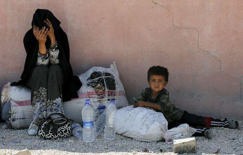 Refugiada síria e seu filho na cidade de Akcakale, na Turquia.   18/06/2015
