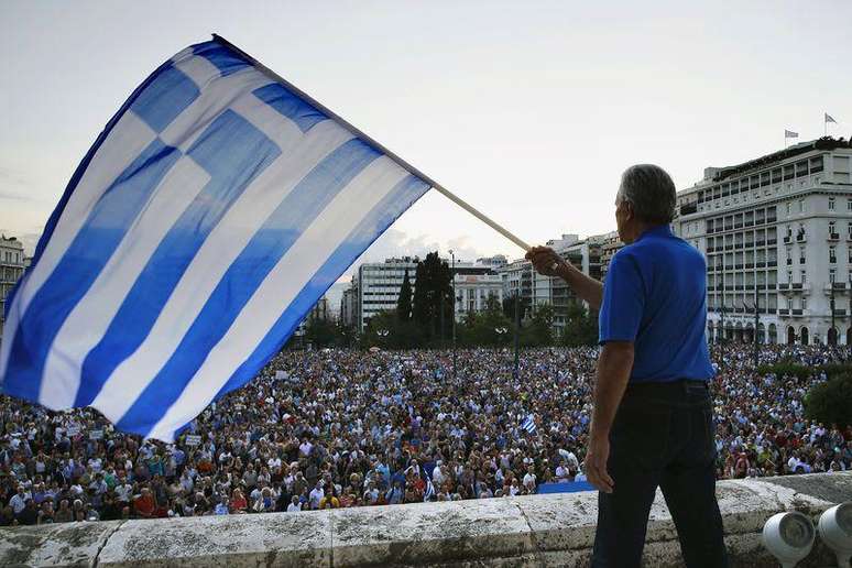 Manifestantes em Atenas defendem permanência da Grécia na zona do euro.  18/6/2015.