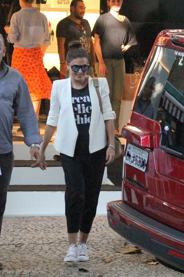 Juliana Paes também optou pelo blazer branco, de corte mais quadrado, com calça tipo jogging, tênis e camiseta. A peça é curinga e também ficaria bem com complementos menos esportivos