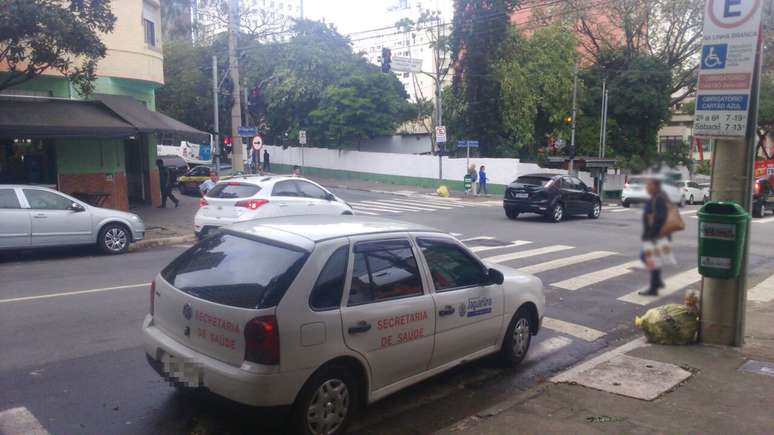 Veículo da prefeitura de Jaguariúna estacionou em vaga destinada para deficientes na capital paulista