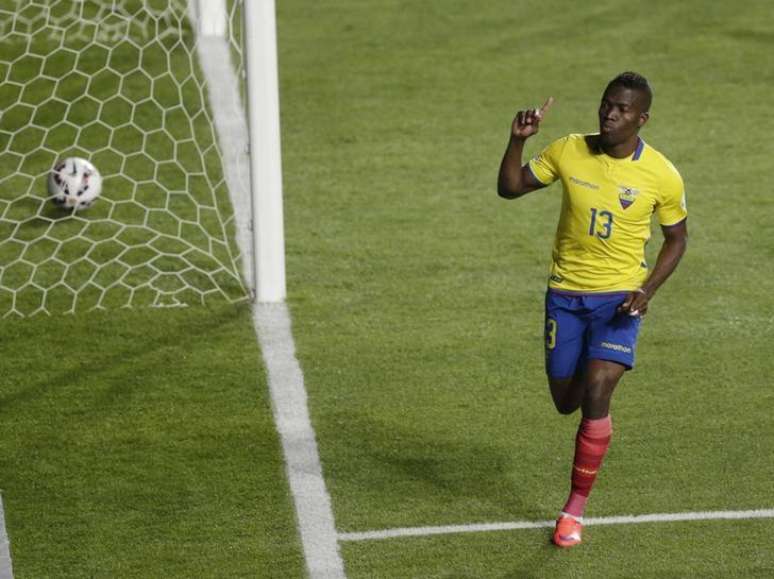 Enner Valencia comemora gol do Equador contra o México.  19/6/2015.