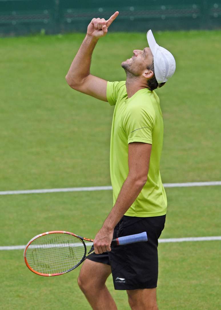 Karlovic comemora vitória em cima de Tomas Berdych no gramado de Halle