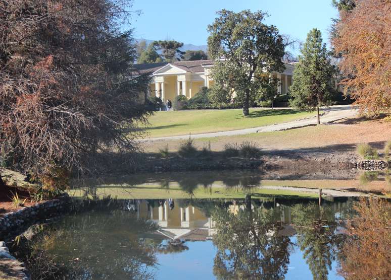 Vista da "casona" (casarão) de veraneio de Don Merchor, o visionário que trouxe da França as sementes que, plantadas, encontraram o clima perfeito no Chile para desenvolverem-se