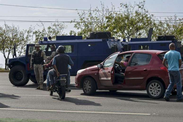 Veículos blindados foram vistos na rua após a chegada da comitiva de senadores brasileiros