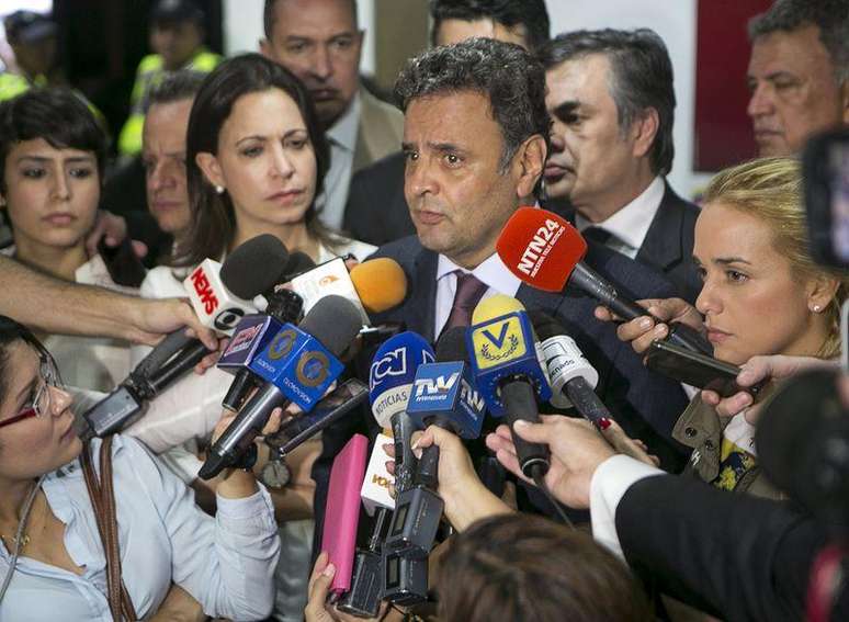 Senador Aécio Neves fala à imprensa no aeroporto Simón Bolivar, em Caracas, na Venezuela, na quinta-feira