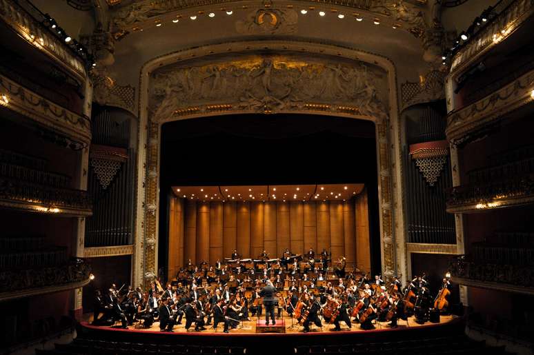 Orquestra da cidade se apresenta no Theatro Muicipal