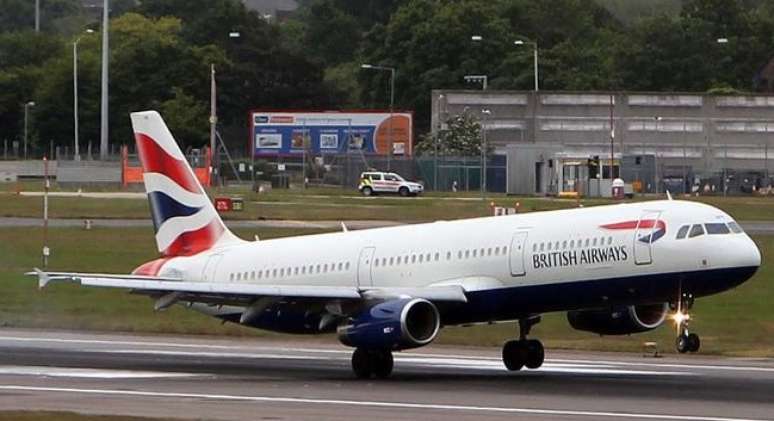 Autoridades britânicas encontram homem morto que pode ter caído de avião