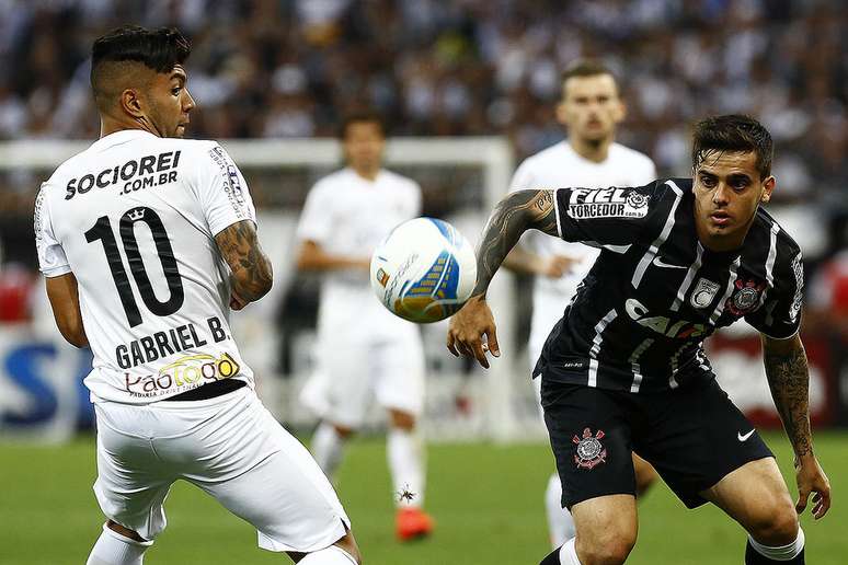 Santos e Corinthians se enfrentam cercados por problemas e crises após o Paulista