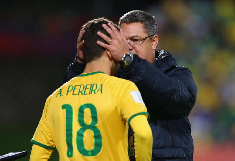 Andreas Pereira é consolado por técnico Micale