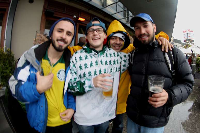 Brasileiros fizeram a festa antes de jogo, mas lamentaram resultado