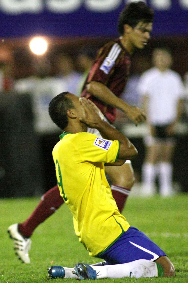 Luís Fabiano teve chances de fazer gol na Venezuela, mas vacilou