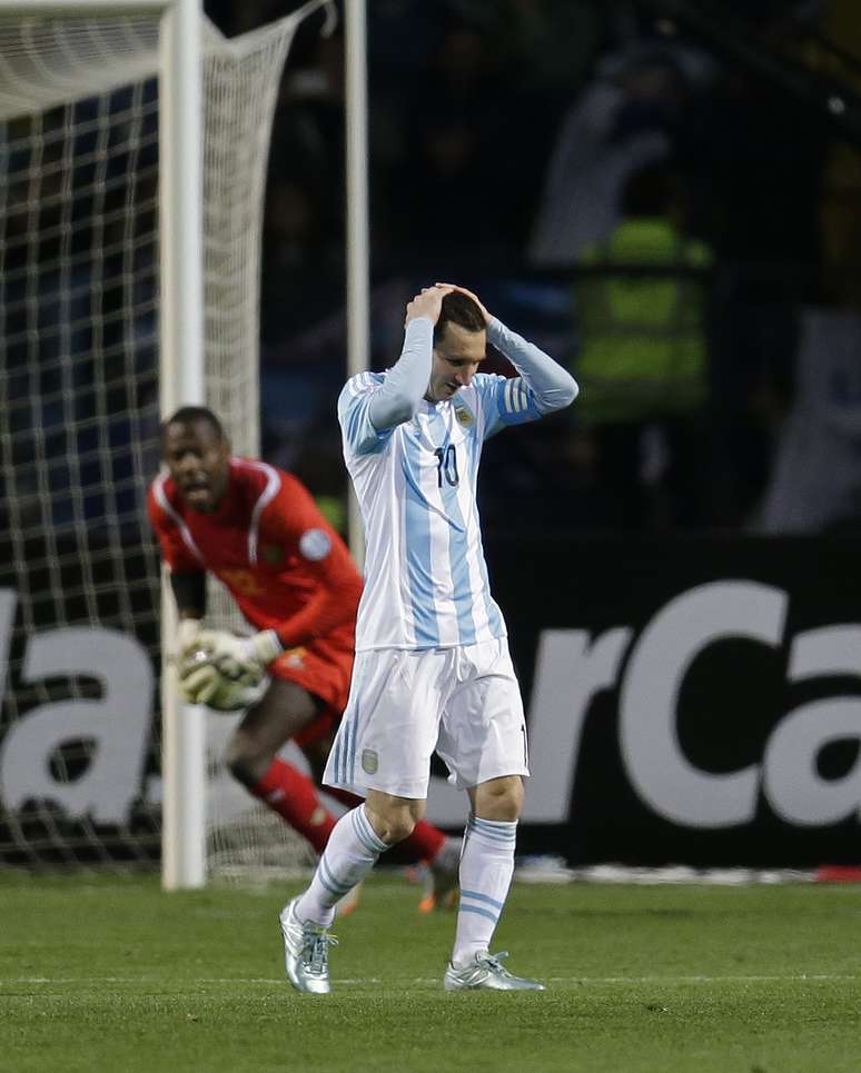 Messi completou 100 jogos pela Argentina, mas teve atuação bem apagada