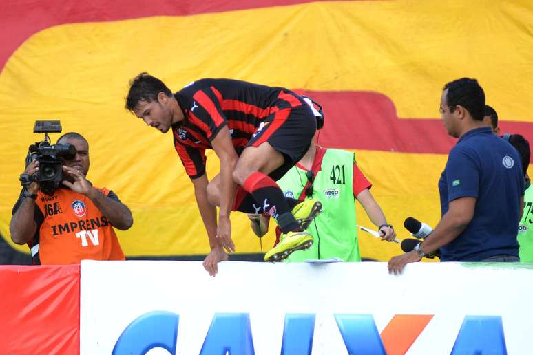 Pedro Ken comemora um dos gols do vitória na partida