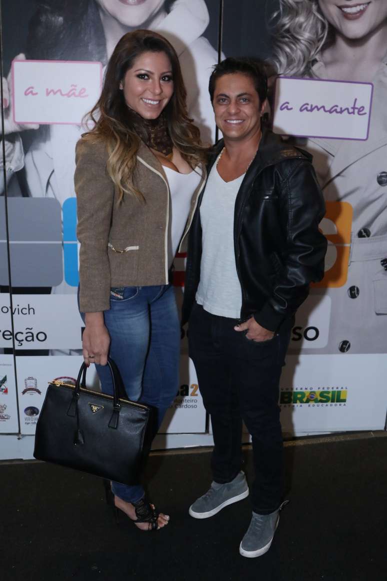 Thammy Miranda e Andressa Ferreira prestigiaram a pré-estreia da peça Loucas por Eles, em cartaz no Teatro Augusta, em São Paulo