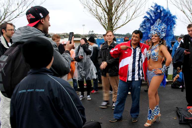 Carnavalesca se exibe antes de jogo