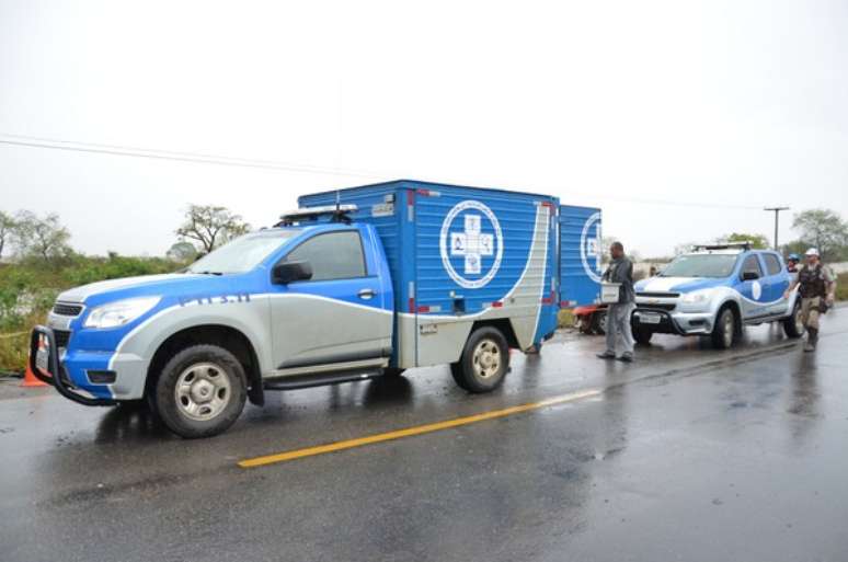 Duas pessoas morrem em acidente entre carro de passeio e caminhão na BR-116, na Bahia