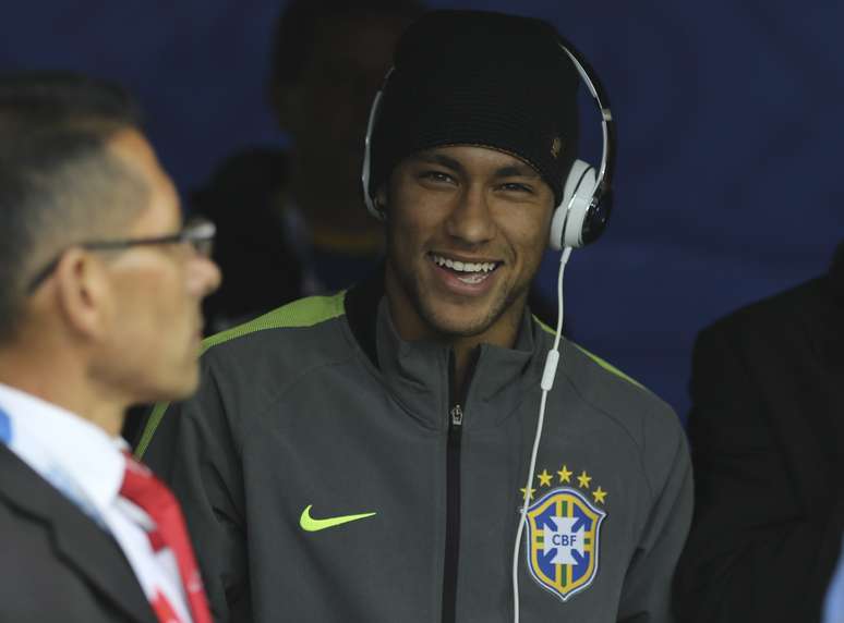 United quer oferecer R$ 760 milhões por Neymar, e o Barcelona deve aumentar o salário do craque como resposta