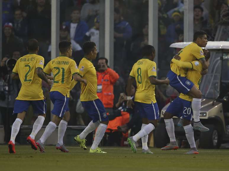Thiago Silva foi comemorar com banco de reservas brasileiro