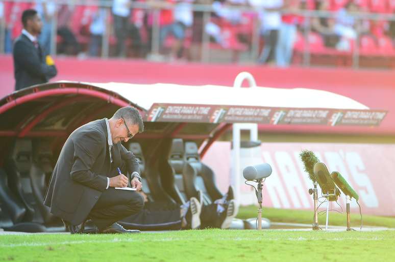 Osorio costuma anotar recados e enviar aos jogadores em campo