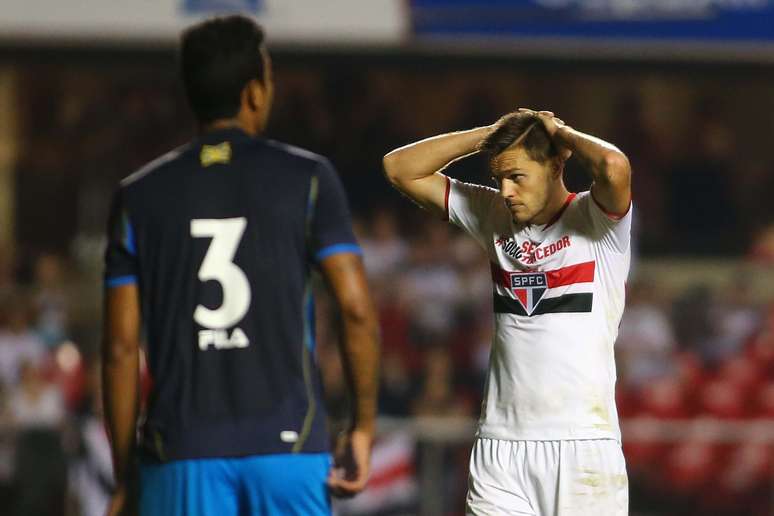 Zagueiro é titular absoluto, mas zaga do São Paulo não tem sido segura