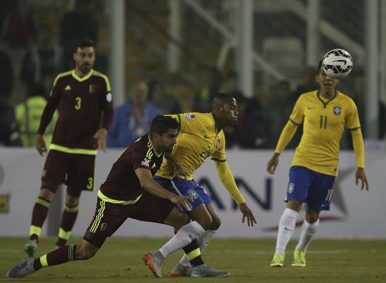 Robinho substituiu Neymar no ataque do Brasil e foi bem