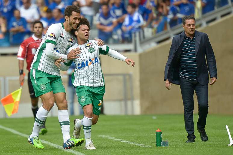 Camilo comemora gol; fim da boa sequ&ecirc;ncia cruzeirense com Luxemburgo 