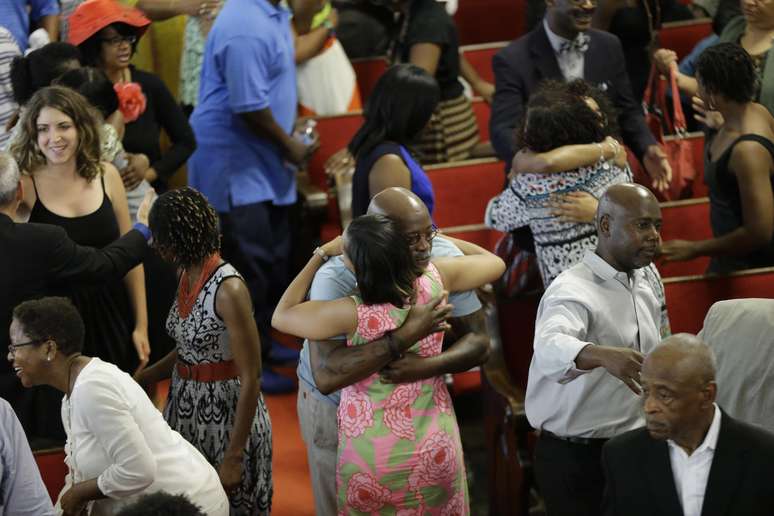 Pessoas se emocionaram durante culto 