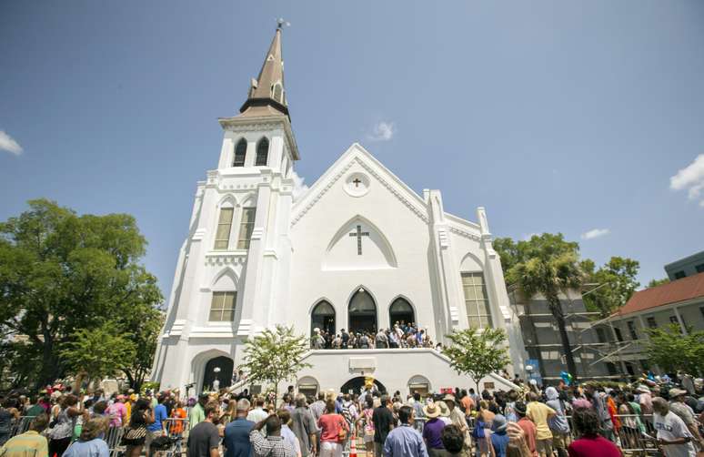 Enlutada, Charleston começa a se restabelecer depois de massacre em igreja