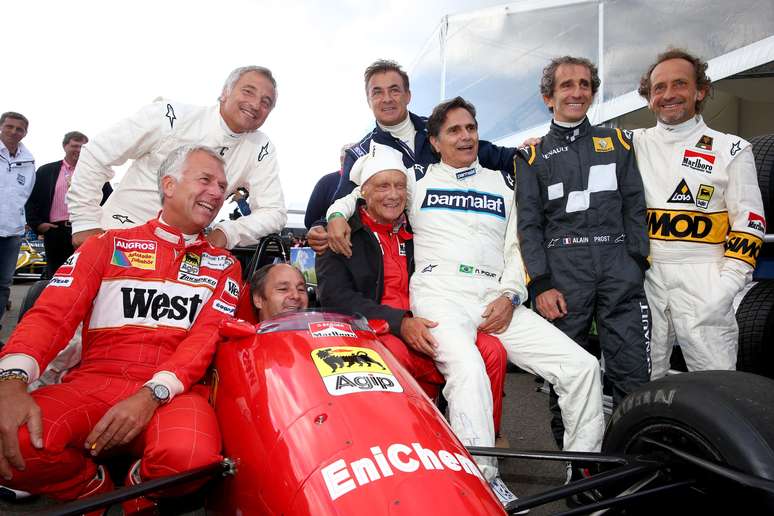 Christian Danner, Riccardo Patrese, Gerhard Berger, Niki Lauda, Jean Alesi, Nelson Piquet, Pierluigi Martini e Alain Prost posam para foto no último sábado