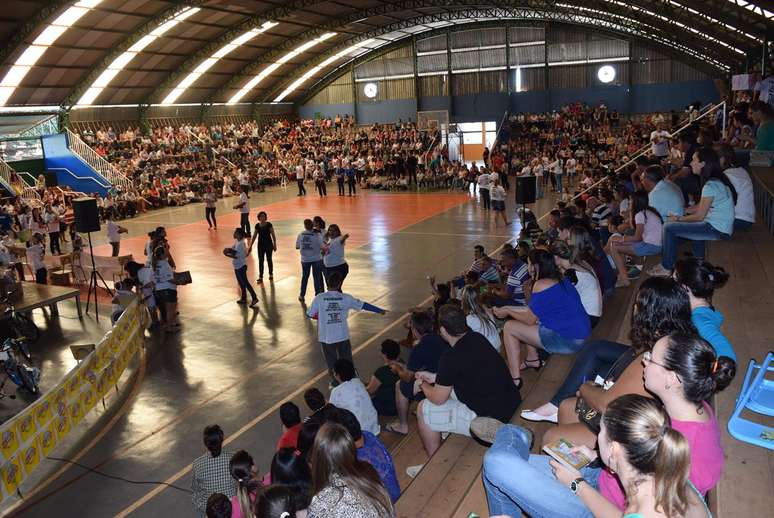Cidade de Bariri se re&uacute;ne para ajudar menina com c&acirc;ncer cerebral 