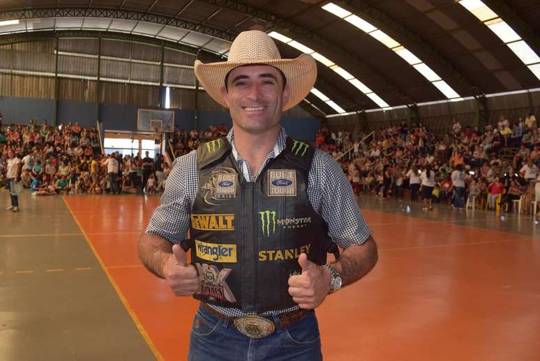 Cidade de Bariri se re&uacute;ne para ajudar menina com c&acirc;ncer cerebral 